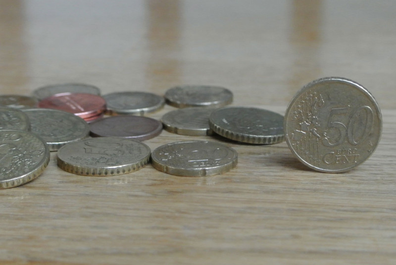 Dropping coins on a wood table download free stereo sound effect