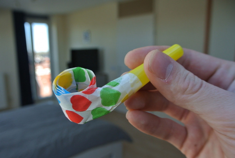 Party blowers  download free stereo sound effect
